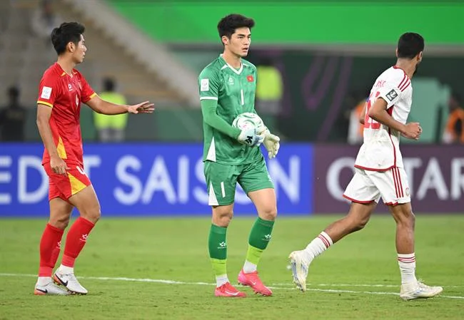 Ảnh minh họa cho bài viết tin tức về trò chơi slot mới ra mắt trên hm88 game bài, với các biểu tượng máy đánh bạc và hiệu ứng ánh sáng rực rỡ, màu sắc cam, vàng chủ đạo.