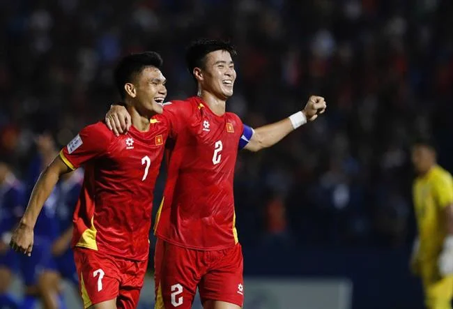 Ảnh minh họa cho tin tức về các trò chơi nổ hũ (jackpot) mới trên hm88 game bài, với hình ảnh đồng tiền vàng rơi và thông báo trúng thưởng lớn, màu sắc rực rỡ.