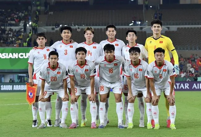 Hình ảnh các chương trình khuyến mãi hấp dẫn từ hm88 game bài, với các biểu tượng tiền thưởng và vòng quay miễn phí